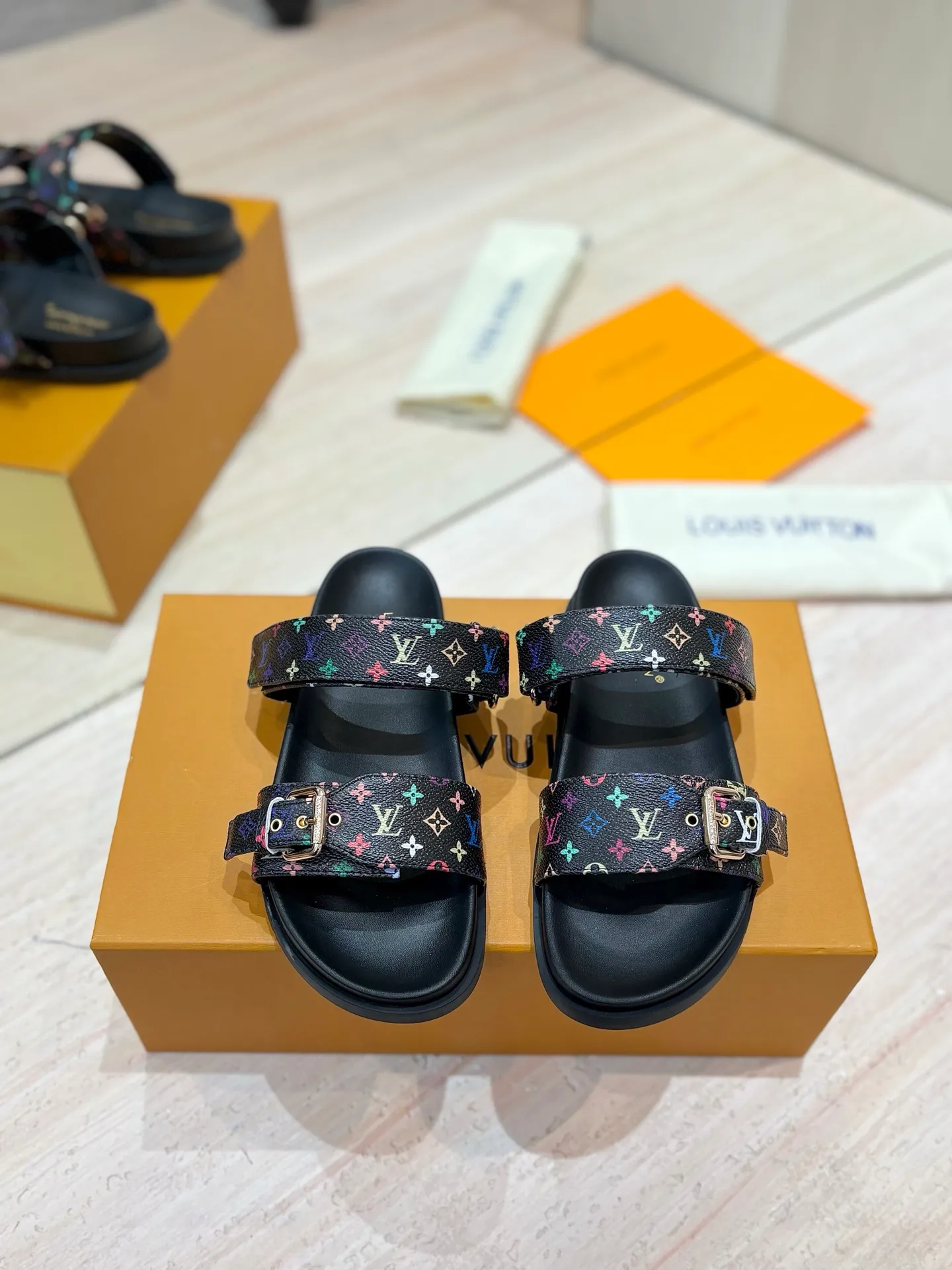 👟👟Ex-factory price 400👟👟 LV 2025 spring and summer new products 🥰 Popular LV donkey brand counters Embossed logo embossed sandals This Pool Pillow Comfort flat sandals are made of technical fabrics and use high-frequency embossing technology to reinterpret the Monogram pattern. Soft padded upper with adjustable Velcro, comfortable and tough insole adds harmonious colors 👍New hard goods, purchasing agent level! Full of high-end feel! A popular model among bloggers at home and abroad, it’s retro and fashionable and looks amazing on your feet! The official website's main recommendation 👍👍 ✅ Upper: waterproof special original fabric ✅ Inner lining: imported mixed sheepskin ✅ Outsole: original molded foam outsole ✅ Number of sizes: women's size 35-45 (women's size 41 men's 38.45, custom-made, non-refundable) ✅ Packaging: full set of drawer boxes ​